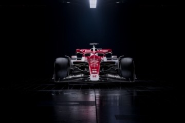 中国F1第一人周冠宇新座驾亮相 阿尔法罗密欧品牌焕新重启